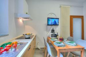 门德里西奥Mendrisio Corte - Happy Rentals的一间带木桌的厨房和一间餐厅