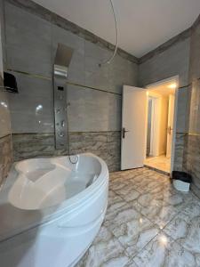 开罗Lucky Hostel的一间位于客房内的带大型白色浴缸的浴室