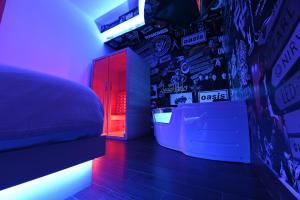 吉福尼瓦莱皮亚纳ARTEMIDE "Fiore Club" B&B SUITE SPA的一间卧室配有红色和白色的灯光。