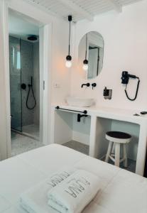米克诺斯城Alana Mykonos的白色的浴室设有水槽和镜子