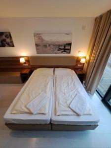 慕尼黑Jezza Apart Suite的一张位于房间的床,上面有两个枕头