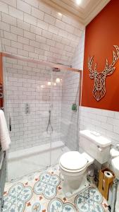 奥本Dungallan Country House Bed & Breakfast的浴室配有卫生间、淋浴和浴缸。
