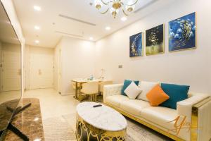 胡志明市Jessie Apartment - Infinity pool - Rivergate Residence的客厅配有沙发和桌子