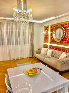 布瓦西圣雷热Alexandru Home的客厅配有白色桌子和一碗水果