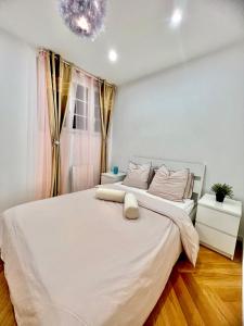 布瓦西圣雷热Alexandru Home的卧室配有一张大白色床和窗户