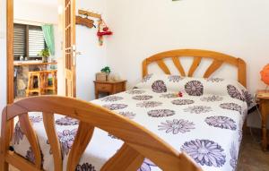 巴列埃尔莫索Casa GRENADO的一间卧室配有一张带白色和紫色毯子的木床。