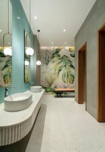 班加罗尔Greenpark Bengaluru的一间带两个水槽和一个大壁画的浴室
