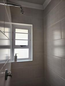 布隆方丹Schnehage Self Catering的一间带窗户和淋浴的浴室
