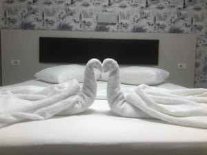 康斯坦察Andia的床上的两条毛巾天鹅
