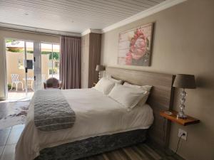 布隆方丹Schnehage Self Catering的酒店客房设有一张床和一个阳台。