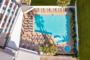 罗德镇Best Western Plus Hotel Plaza的享有度假村游泳池的顶部景致
