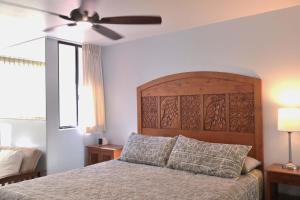 基黑Kealia Resort 203的一间卧室配有一张床和吊扇