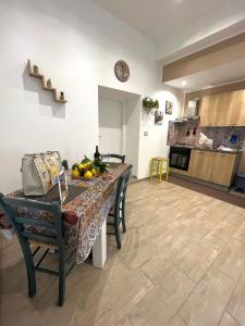 巴勒莫home ciuri ciuri的厨房以及用餐室,配有带水果的桌子。