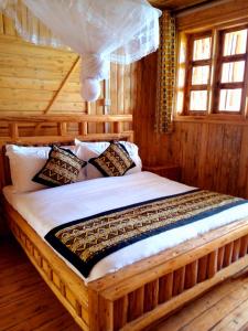 卡巴莱Keije Resort Bunyonyi的小屋内一间卧室,配有一张木床