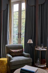 伦敦Beaverbrook Town House的客厅配有椅子和窗户