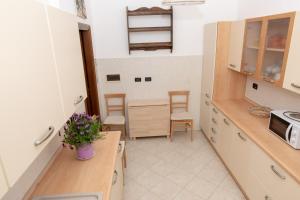 热那亚Living Sestri Airport的厨房配有柜台和2把椅子