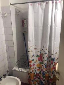 坦迪尔Habitacion Super Comoda en Casa Particular的浴室配有带卫生间的淋浴帘