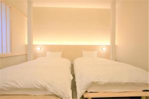 河津町禅意温泉酒店的卧室内两张并排的床