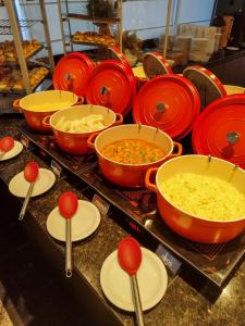 马塞约Hotel Reymar Express的自助餐,装满碗食物和汤匙