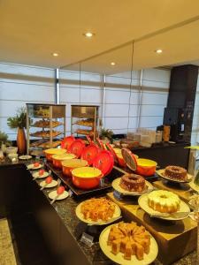 马塞约Hotel Reymar Express的自助餐,在柜台上供应许多盘子
