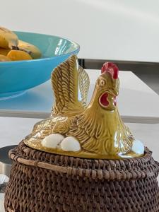 SöråkerAva645 Mira的坐在蛋糕上的一个金鸡雕像