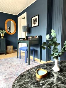 比苏姆"Ohuus" Ferienhaus mit Garten的客厅配有书桌和蓝色的墙壁