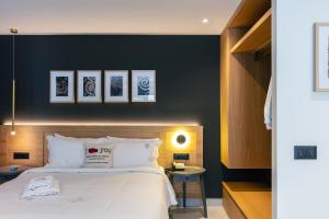 海若克利欧Porta Suites的一间卧室设有一张大床和黑色墙壁