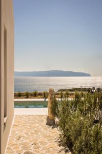 拉扎克利翁Spathes Suites Kefalonia - Luxury Suites的房屋享有水景