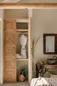 拉扎克利翁Spathes Suites Kefalonia - Luxury Suites的配有床的房间的木书架