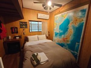 广岛广岛88号楼旅馆的墙上有地图的房间的一张床位