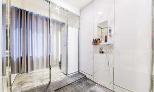 大邱Hotel Yeogiuhtte SeoDaegu的带淋浴的浴室和玻璃门