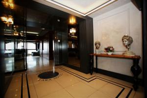 安塔利亚拉拉酒店 的走廊上设有门廊,配有桌子和房间