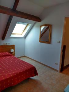 拉萨尔韦塔Séjour dans un cadre verdoyant的一间卧室配有红色的床和镜子