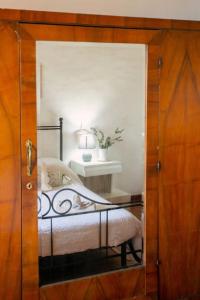 基安蒂盖奥勒Guest House il Gatto的一间设有一张床铺的卧室,位于一个带镜子的房间