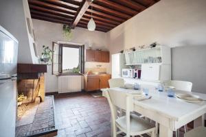 基安蒂盖奥勒Guest House il Gatto的厨房配有桌椅和壁炉。