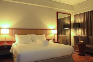 名古屋巴洛伊巴淡I号酒店的配有一张大床和镜子的酒店客房