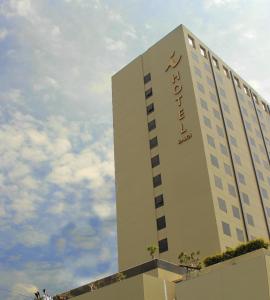名古屋巴洛伊巴淡I号酒店的一座酒店大楼,上面写着酒店字