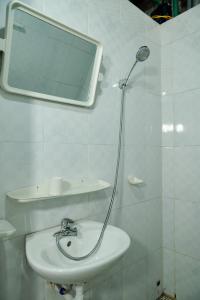 河江Rainbow House Ha Giang的浴室设有水槽和墙上的镜子
