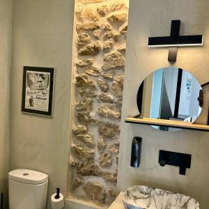 坎德拉里奥La Casa Rebonita PICCOLA的浴室设有石墙和镜子