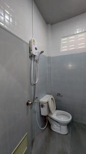 苏梅岛U53/37的一间带卫生间和淋浴的浴室