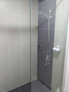塞贝维KA1707 - Cyberjaya-Netflix-Wifi- Parking, 1005的带淋浴的浴室和玻璃门