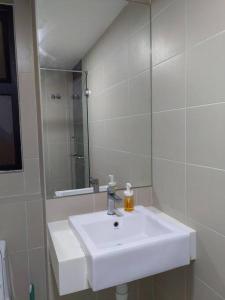 塞贝维KA1707 - Cyberjaya-Netflix-Wifi- Parking, 1005的浴室设有白色水槽和镜子