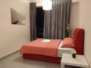 塞贝维KA1707 - Cyberjaya-Netflix-Wifi- Parking, 1005的一间卧室设有红色的床和窗户。