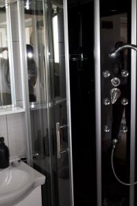 沃迪切Villa Branko的一间带玻璃淋浴和水槽的浴室