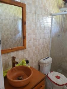 乌鲁佩马Casa p fim de semana的一间带木制水槽和淋浴的浴室