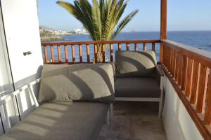 阿德耶Villa Tranquila, Playa del Duque的阳台配有两把椅子,享有海景。