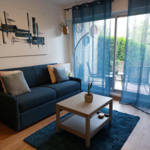 Cosy studio le Garden ensoleillé的休息区