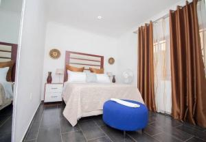 卢萨卡Banjii's Cottage的一间卧室配有一张蓝色的奥斯曼床