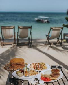 江比阿蓝牡蛎酒店的海滩上一张桌子,上面放着两盘食物