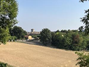 蒙赞巴诺Il borgo fra i laghi的一座大田,有房子的背景